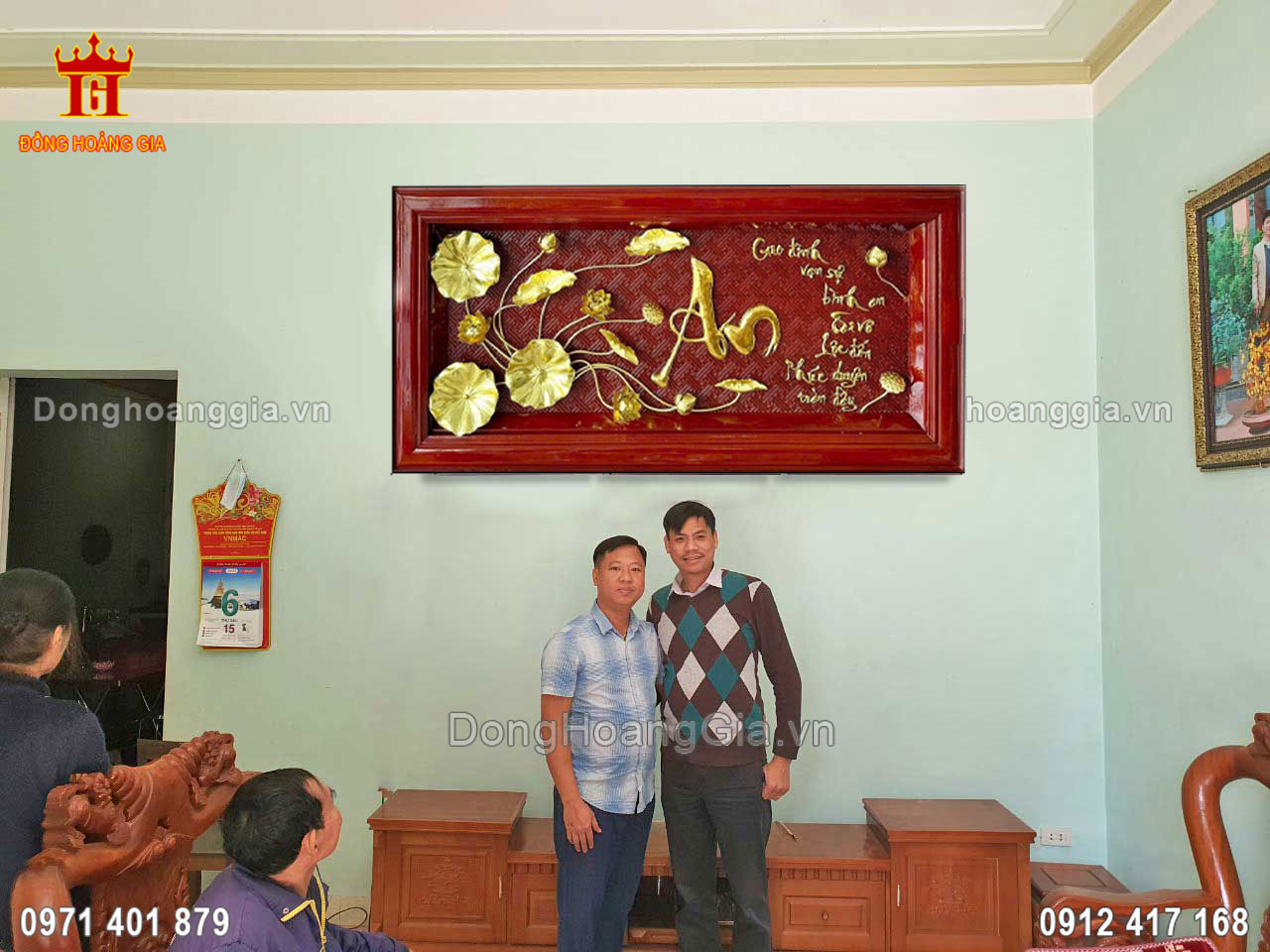 Tranh chữ an hoa sen thích hợp bày trí tại phòng khách sang trọng